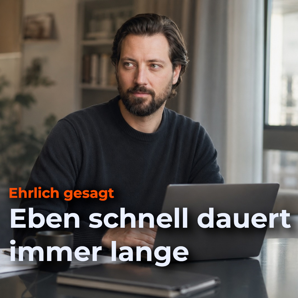 Thorben Vogt sitzt nachdenklich an einem Schreibtisch am Fenster, natürliches Licht, Laptop offen, symbolisiert die Frage nach warum eben schnell oft lange dauert.